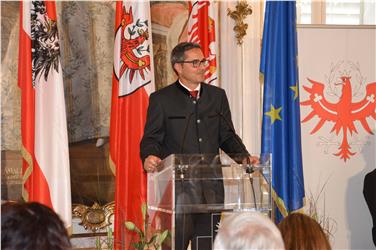 Landeshauptmann Arno Kompatscher bei der Verleihung der Ehrenzeichen heute in Innsbruck - Foto: Land Tirol