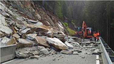 Nach dem Felssturz am 17. August ist die Staatsstraße auf den Jaufenpass  nun nach Säuberungsarbeiten des Straßendiensts Burggrafenamt wieder zweispurig befahrbar (FOTO: Straßendienst Burggrafenamt)