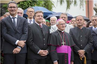 Landeshauptmann Kompatscher, Amtskollege Platter und Alterzbischof Bressan bei der heutigen Feier - Foto: sedlak