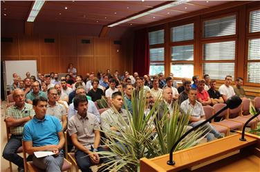 Über 100 Interessierte informierten sich am Tag des Weines und der Rebe 2016 über Neuigkeiten aus Weinbau und Kellerwirtschaft. Foto: © Land- und Fortwirtschaftliches Versuchszentrum Laimburg\fmh