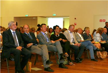 Haben den Tag der ladinischen Schule heute eröffnet: (v.l.n.r.) LR Florian Mussner und die Schulamtsleiter Roland Verra, Peter Höllrigl und Nicoletta Minnei  (FOTO: Roman Clara - www.provinz.bz.it/news)