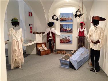 Piratenkostüme und Bühnenausstattung aus dem Museum für Kino- und Fernsehtechnologie "Cinè Museum" in Bozen. Foto: LPA