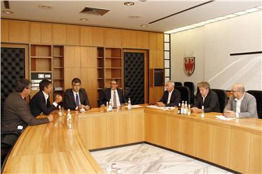 Schutz der ladinischen Minderheit: Landeshauptmann Kompatscher im Gespräch mit der Delegation. Foto: LPA/mb