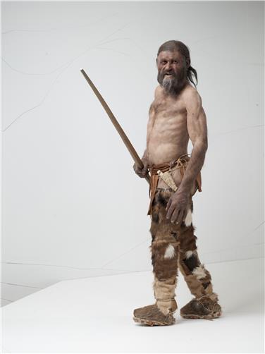 Die in der ganzen Welt bekannte Rekonstruktion des Ötzi (FOTO: © Südtiroler Archäologiemuseum/Kennis/A.Ochsenreiter)