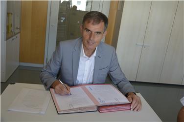 LR Theiner unterzeichnet den Vertrag mit der Gemeinde Bozen zur Entsorgung des alten Müllofens