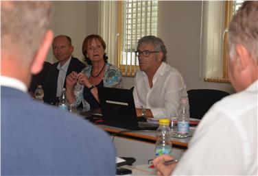 Landesrätin Martha Stocker hat heute mit dem Rat der Gemeinden über den Landesgesundheitsplan diskutiert. Im Bild links der Leiter der Expertengruppe Wolfgang Bayer und rechts der Präsident des Rates der Gemeinden Andreas Schatzer