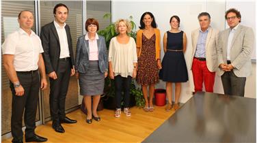(v.l.n.r.) Voker Klotz, Landesrat Philipp Achammer, die neue Vorsitzende Brigitte Mazohl, Christine Roilo, Eva Gratl, Veronica Craffonara, Ferruccio Delle Cave und Bibliotheksdirektor Johannes Andresen. Foto: LPA/me
