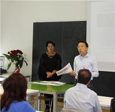 Landesrat Christian Tommasini (r.) und Schulamtsleiterin Nicoletta Minnei (l.) haben heute Projekte zur Förderung der Mehrsprachigkeit an den italienischen Schulen vorgestellt.