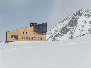In Anlehnung an das frühere Schutzhaus ist auch die neue Edelrauthütte in Holz verkleidet. (Foto: Jaist Fotografie 2016)