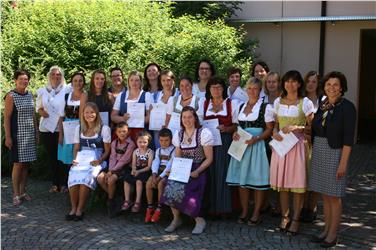 Die Gruppe der Absolventinnen mit Maria Kuenzer (r.), Schuldirektorin Juliane Gasser Pellegrini (l.) und der Koordinatorin des Lehrgangs an der Fachschule Dietenheim, Esther Großgasteiger (hinten Mitte). Foto: Fachschule Dietenheim