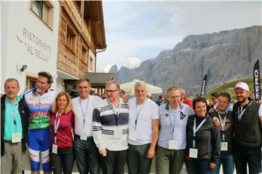 Gemeinsam für eine nachhaltige Mobilitätslösung auf den Dolomitenpässen: Demetz, Parmesani, Testor, LR Theiner, LR Gilmozzi, LR Mussner, De Col, Morandini, Pitscheider und Daniel Campisi (FOTO: Roman Clara/ www.provinz.bz.it/news)