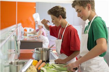 Jugendliche kochen. Foto: Fachschule Haslach
