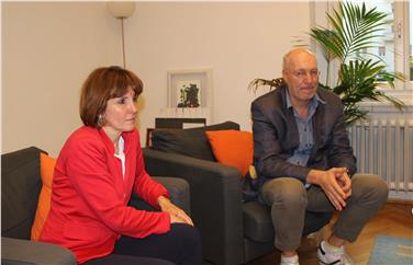 LRin Deeg im Gespräch mit dem Koordinator des Elterntelefons Stefan Eikemann./Foto LPA Elisabeth Parteli