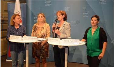 Den ersten Tag der Chancengleichheit haben heute Landesrätin Martha Stocker, Beiratspräsidentin Margit Oberhammer, Stellvertreterin Franca Toffol und Heike Platter von den Gärten von Schloss Trauttmannsdorff vorgestellt - Foto: LPA/B. Fran