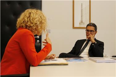 LH Arno Kompatscher während seines Gesprächs mit Volksanwältin Gabriela Morandell (Foto LPA/mb)
