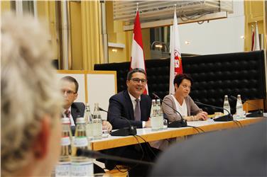 Wirtschaft, Arbeitsmarkt, Sozialwesen, Integration und Migration: über zahlreiche Themen hat LH Kompatscher heute mit einer Delegation des österreichischen Parlaments diskutiert - Foto: LPA/mb