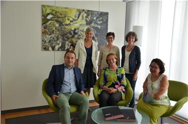 Die Landesabteilung Sozialwesen organisiert eine Informationsreihe für Gemeindereferenten, im Bild LRin Stocker, Abteilungsdirektor Critelli und die Direktorinnen der beteiligten Ämter - Foto: LPA/Barbara Franzelin