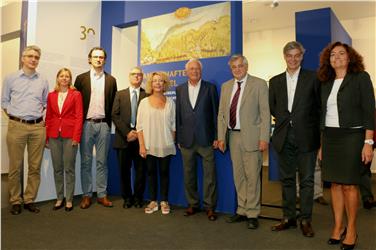 Haben die Ausstellung heute eröffnet (v.r.): Landi, Pechlaner, Tolloi, Musemusdirketor Demetz, die Leiterin des Landesarchivs Roilo, der Obmann des Museumsvereins Mair, LR Mussner, Kulturreferent Repetto, Pizzini