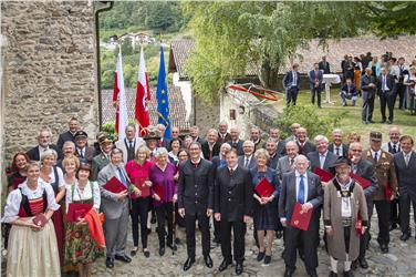 Die Landeshauptleute Kompatscher und Platter mit den 43 heute anwesenden Geehrten - Foto: LPA/Seehauser
