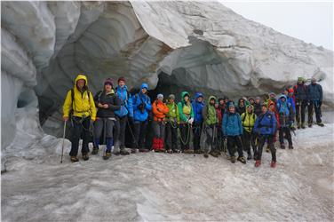 Die Schülergruppe mit Paolo Gabrielli am Gletscher