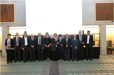Die Delegation in der Landesberufsschule für Industrie und Handwerk mit LR Achammer (3. v.l.), Senator Berger (5. v.l.), Bereichsdirektor Gerstgrasser (2. v.l.), Amtsdirektorin Aschbacher (1. v.l.), Schuldirektor Peter Prieth und Mirko Cutrí vo
