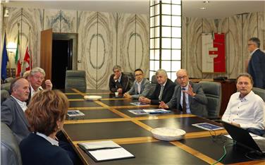 Der Koordinator der Arbeitsgruppe Pagani, LR Mussner und LR Tommasini sowie die Vertretern der Gemeinde bei der Sitzung zur Bozner Umfahrung (FOTO: Angelika Schrott - www.provinz.bz.it/news)