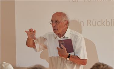 Der Initiator und langjährige Direktor des Volkskundemuseums, Hans Grießmair bei der Vorstellung seines Bandes - Foto: LPA/Hermann Maria Gasser