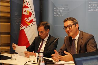 BBT-Zulaufstrecke Unterland: Landeshauptmann Kompatscher und Landesrat Theiner haben sowie Fachleute und Techniker sind heute mit den politischen Spitzenvertretern des Unterland zusammengetroffen - Foto: LPA/mb