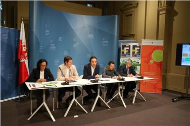 (v.l.n.r.) Rolanda Tschugguel, Martin Haller, die Landesräte Philipp Achammer, Christian Tommasini, Florian Mussner. Foto: LPA/Ingo Dejaco