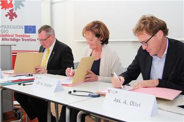 Die drei Arbeitslandesräte der Region haben heute ein gemeinsames Strategiepapier unterzeichnet (v.l.n.r.: LR Tratter, LRin Stocker, LR Olivi)