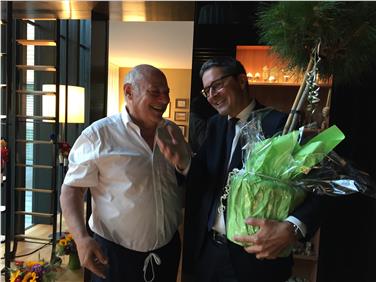 Landeshauptmann Arno Kompatscher überreicht Luis Durnwalder zum 75sten Geburtstag eine Bergkiefer - Foto:LPA