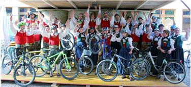 Mit dem Rad zur Probe oder zum Konzert: Die Musikkapelle Toblach zählt zu den fleißigsten Vereinen, die am Fahrradwettbewerb teilgenommen haben (FOTO: Musikkapelle Toblach)