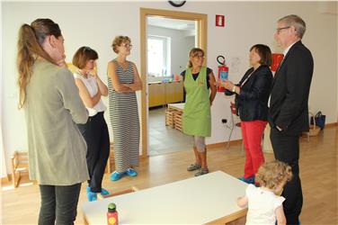 LRin Deeg beim Besuch der Kita in Kaltern mit Bürgermeisterin Gertrud Benin Bernard /Foto LPA rm