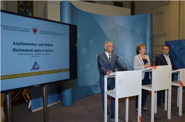 Die Maßnahmen für die Förderung der Beschäftigungsmöglichkeiten von Asylbewerbern standen im Mittelpunkt einer Pressekonferenz mit Helmuth Sinn, Martha Stocker und Luca Critelli (v.l.n.r.)am heutigen Freitag.