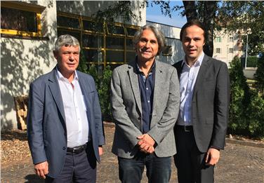 Bildungslandesrat Philipp Achammer (r.) mit dem Referenten, Professor Rudolf Egger (Mitte), und dem Direktor des Landesamtes für Weiterbildung, Hubert Bertoluzza (l.)