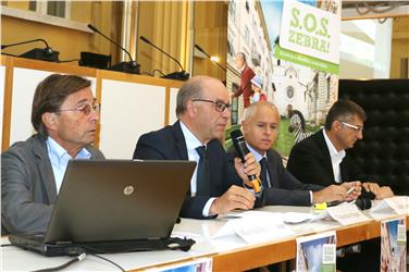 Zebrastreifen zum Schutz der schwächsten Verkehrsteilnehmer: Bei der Vorstellung der Kampagne: Manfred Brandstätter, Valentino Pagani, Carlo Busato, Guido Benedetti (FOTO: Roman Clara - www.provinz.bz.it/news)