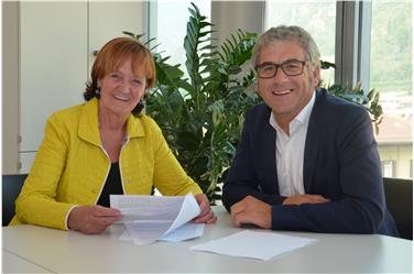 Der Präsident des Rates der Gemeinden Andreas Schatzer hat am heutigen Nachmittag Landesrätin Martha Stocker das Gutachten zum Landesgesundheitsplan übergeben.