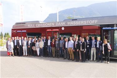 Brennstoffzellenbusse: 40 Partner des europäischen CHIC-Projekts in Südtirol (FOTO: STA/Margit Perathoner)