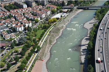 Zwischen dem Park der Genuastraße und der Sandbank des Eisacks soll die Freizeit-Plattform entstehen. Foto LPA/Agentur für Bevölkerungschutz