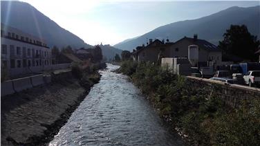 Schutz vor Hochwasser und Schutz der Ökologie stehen gleichermaßen im Mittelpunkt der Bauarbeiten am Eisack in Sterzing und Wiesen-Pfitsch. Foto: LPA/Amt für Wildbach- und Lawinenverbauung Nord