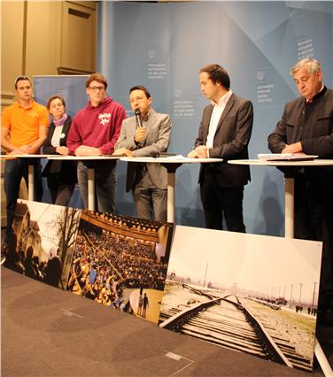 Mit "Zug der Erinnerung" Weichen für die Zukunft stellen: (v.re.) Landesräte Mussner, Achammer, Tommasini bei der Vorstellung der diesjährigen Auflage von "Promemoria_Auschwitz". Foto: LPA/Lisa Corrarati