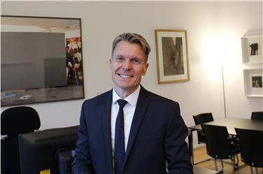 Ressortdirektor Ulrich Stofner in seinem Büro im Palais Widmann Foto: LPA/mb