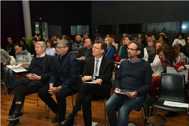 (Erste Reihe, v.l.n.r.) Bürgermeister Renzo Caramaschi, Stadtrat Sandro Repetto, Schulamtsleiter Peter Höllrigl und Walter Pichler vom Bereich Innovation und Beratung. Foto: LPA/me