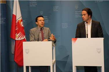 Die Landesräte Philipp Achammer (r.) und Christian Tommasini (r.) haben heute die beiden Kulturbeiräte für die deutsche und ladinische Sprachgruppe vorgestellt. Foto: LPA
