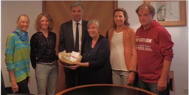 Landesrat Schuler (3.v.li.) mit den Mitgliedern der Koordinierungsgruppe "Mahlzeit-Kampagne 2016" (v.li.) Vroni Seiwald, Brigitte Gritsch, Elisabeth Hofer, Ivonne Dauru, Arno Teutsch. Foto: LPA