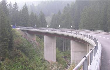 An der Brücke St. Pankraz wurden die Korrosionsschäden an den Stahlträgern beseitigt und die Brückenabdichtung sowie die Fahrbahnübergänge erneuert (FOTO: LPA)