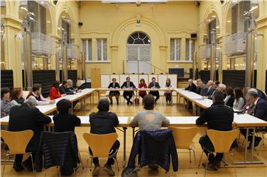 Land und Gewerkschaften zur Unterschrift des BÜKV an einem Tisch versammelt./Foto LPA mb