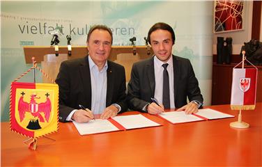 Die bestehende Kulturpartnerschaft zwischen Burgenland und Südtirol wurde heute in Eisenstadt durch die Landesräte Philipp Achammer (r.) und Helmut Bieler (l.) erneuert. Foto: Bgld. Landesmedienservice