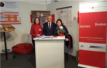 Das Arbeitsvermittlungszentrum Brixen auf der Eisacktaler Wirtschaftsschau, v.l.: Arbeitsvermittlerin Heidi Erlacher, Abteilungsdirektor Sinn und Koordinatorin Palfrader - Foto: LPA