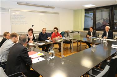 Zum mittlerweile zweiten Netzwerktreffen lud Landesrat Philipp Achammer die Vertreter der Berufsschulen und der Verbände des Hotel-, Gastgewerbe- und Nahrungsmittelbereichs. Foto: LPA/me